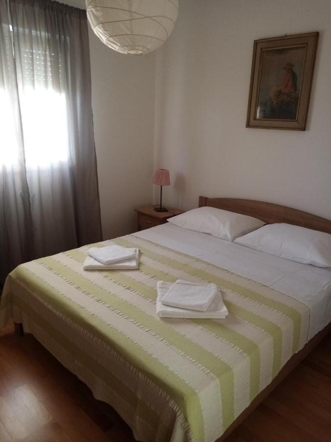 Apartman Mikola with sea view Trogir Bagian luar foto