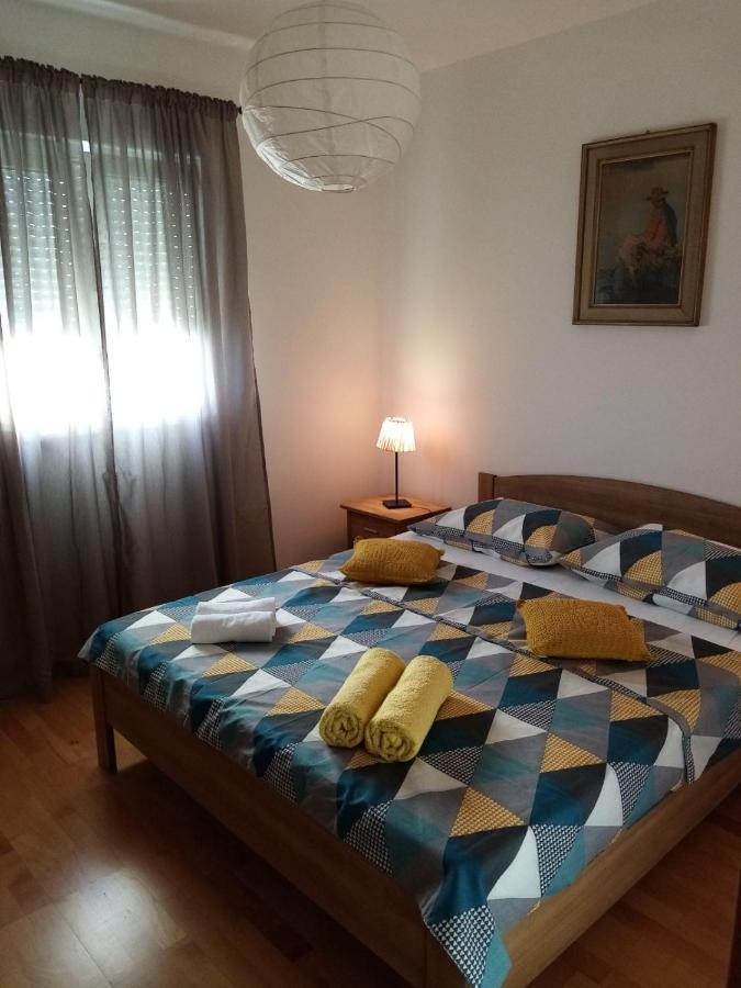 Apartman Mikola with sea view Trogir Bagian luar foto
