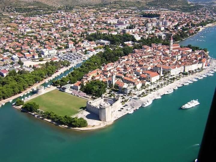 Apartman Mikola with sea view Trogir Bagian luar foto