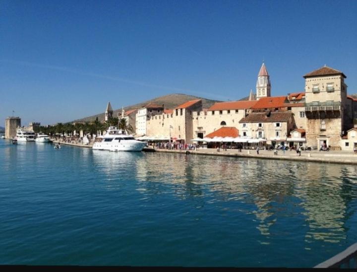 Apartman Mikola with sea view Trogir Bagian luar foto