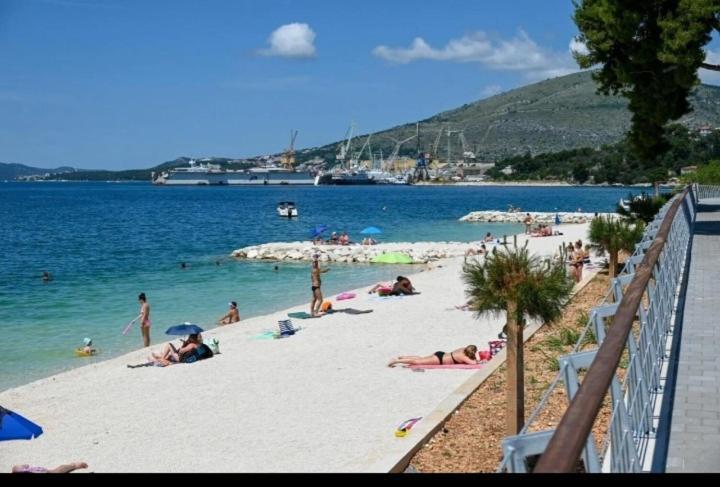 Apartman Mikola with sea view Trogir Bagian luar foto